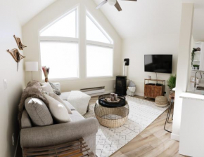 Bright and modern, SKI IN-OUT, hot tub and a cozy fireplace!